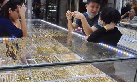 Giá vàng hôm nay 23-10: Vàng thế giới giảm mạnh, áp lực bán tháo tiếp diễn