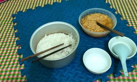 Bức ảnh cơm chan mì tôm của cặp vợ chồng thất nghiệp