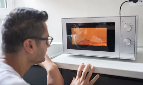 Dùng lò vi sóng 30 năm tôi mới biết tới nút "thần kỳ" này: Giúp thức ăn chín đều, ngon khó cưỡng