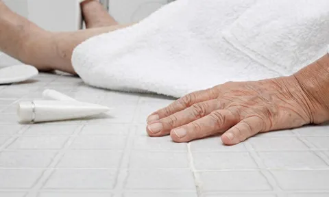 Người đàn ông 51 tuổi đang khoẻ mạnh đột nhiên tử vong khi tắm, bác sĩ cảnh báo: “Có 3 thói quen này phải bỏ ngay”