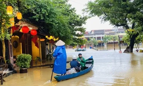 Phố cổ Hội An mênh mông nước, dân bơi thuyền đi lại