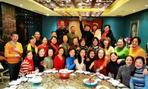 Đi họp lớp sau 30 năm, gặp lại bạn học từng bị chê là "an phận”, tôi nhận ra bài học "thô nhưng thật": Đôi khi sống bình thường cũng là một kiểu chiến thắng