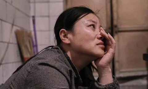 Người phụ nữ nuôi em gái thành luật sư, cho tiền mua nhà, cưới chồng, đến khi bệnh nặng xin ở nhờ, em đáp: "Nhà em đang có khách"