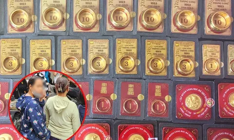 Người phụ nữ ở Hà Nội mang 120 chỉ vàng đi bán đúng ngày giá “tuột dốc”, tiết lộ giá mua vào mà choáng
