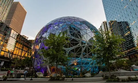 Amazon gây sốc: 14,000 nhân viên bị sa thải qua tin nhắn, công ty công nghệ đang loay hoay trong bão AI?