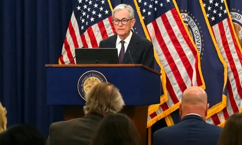 Fed tiếp tục hạ lãi suất ở mức 0,25%, đối mặt bất ổn lớn vì thiếu dữ liệu kinh tế và nội bộ chia rẽ mạnh