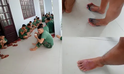 Đôi chân sưng phù của người lính giữa trận lũ lịch sử ở Đà Nẵng: Những hình ảnh khiến cả mạng xã hội nghẹn ngào