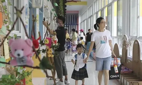 Lương 3 cọc 3 đồng, chồng tôi đòi bán nhà để con học trường quốc tế, anh bảo: "Giáo dục quan trọng hơn nhà cửa"!