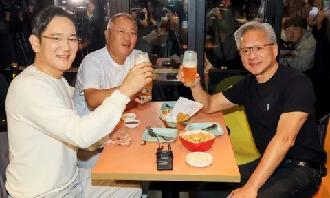 Dấu hiệu bong bóng AI sắp nổ tung: Chỉ cần CEO Nvidia đi ăn gà rán, cổ phiếu quán bán gà ngay lập tức bốc đầu tăng 20%