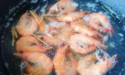 Đây chính là "kẻ thù" của mùi tanh: Cho vào khi luộc tôm, tức khắc lên màu đỏ au và ngon gấp bội