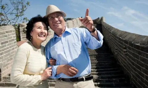 Lương hưu 30 triệu đồng, bà lão U60 ăn chơi hưởng thụ suốt 10 năm, gặp lại bạn cũ mới hối hận: "Tôi tính sai rồi"