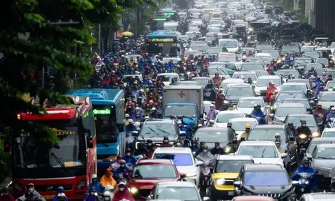 Hà Nội mưa lạnh 18 độ C ngày đầu tuần, người dân co ro giữa dòng xe ùn tắc