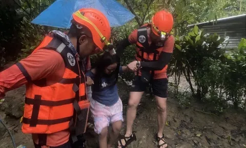 Bão Kalmaegi tàn phá: Gió giật 205 km/h, hàng nghìn người sơ tán, có nơi dân phải chui hang đá tránh nạn