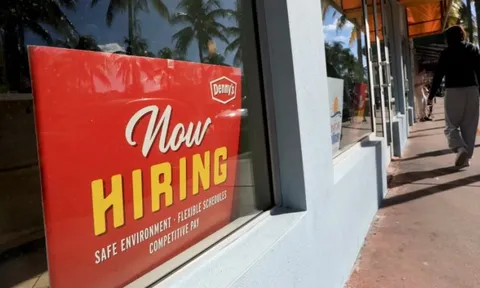 Thị trường lao động Mỹ xuất hiện dấu hiệu báo động, dự đoán khả năng Fed cắt giảm lãi suất tăng gấp đôi lên 84%