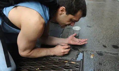 Phát hiện rất nhiều vàng trong các rãnh cống trên vỉa hè