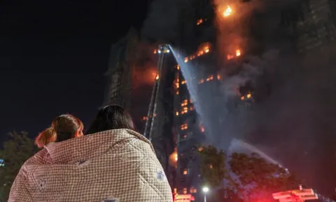 8 tòa chung cư bị cháy, 2000 căn hộ bị thiêu đốt: Nơi giá nhà lên tới 1,2 tỷ đồng/1m2, nỗ lực cả đời của 4.700 cư dân bỗng hóa tro bụi