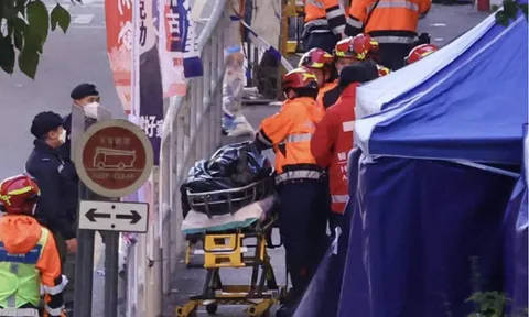 Thảm hoạ cháy 8 toà chung cư ở Hong Kong (Trung Quốc) sang ngày thứ 3: Số người chết tăng lên 94, lực lượng cứu hoả phá cửa từng căn hộ