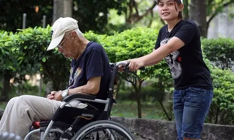 Giúp việc được trả lương 50 triệu/ tháng chỉ để “cứu” cụ ông nhu cầu bị bỏ quên của tuổi già