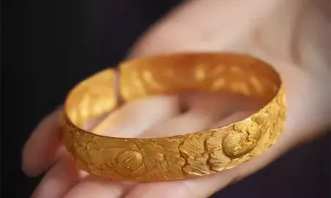 Ăn trộm vòng vàng của bạn gái để mua quà kỷ niệm 1 năm yêu nhau