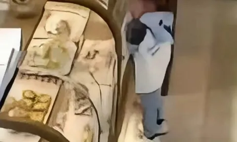 Mẹ "phốt" tiệm bánh khiến con trai ăn xong đau bụng, ai ngờ nhân viên tung đoạn camera: Ai xem cũng phẫn nộ!