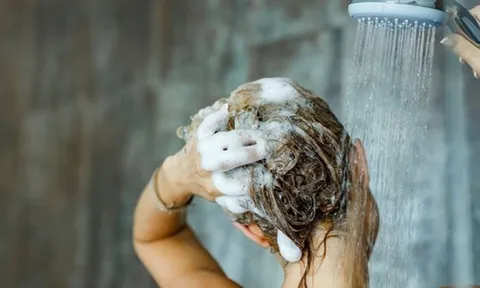 Nên gội đầu trước hay tắm trước? Tưởng đơn giản nhưng hóa ra lâu nay nhiều người đã làm sai
