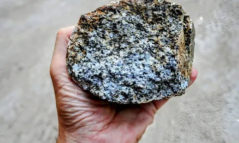 Một tảng đá 2 tỷ năm tuổi vừa nứt ra, để lộ bên trong bí mật chấn động