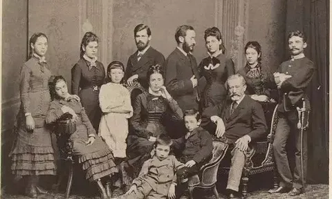 3 thế hệ nuôi dưỡng 16 NHÂN TÀI hàng đầu: Rốt cuộc điều gì giúp gia tộc này liên tục xuất hiện người kiệt xuất? Câu trả lời không ngờ!