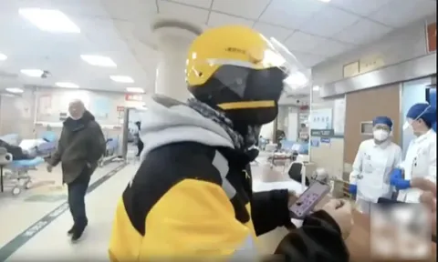 Đặt đồ ăn nhưng người giao hàng tới là cảnh sát, vị khách thót tim khi nghe sự thật về anh shipper