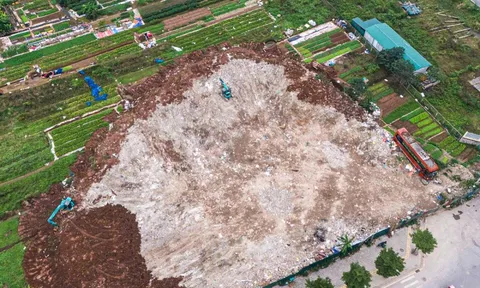 Hà Nội: Dân ngán ngẩm đường Tam Trinh làm 10 năm chưa xong, nay lại thêm bãi rác khổng lồ