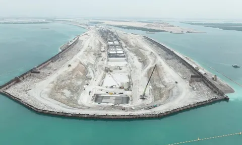 Chưa từng có trên thế giới: Trung Quốc dựng hàng cọc thép khổng lồ thành tấm khiên ngăn nước quây đáy biển, đào hầm nối 2 đảo, kỹ sư ngoại kinh ngạc thán phục