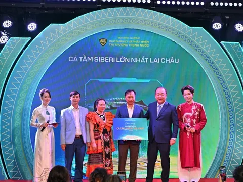 Ca sĩ Đức Phúc tham gia đấu giá cá tầm lớn nhất Lai Châu, bất ngờ kết quả