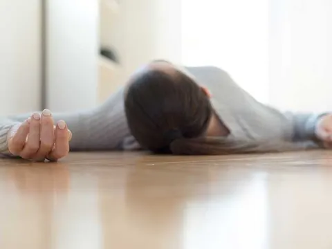 Cô gái 22 tuổi đột tử sau 5 ngày làm điều này: Bác sĩ kêu gọi "nếu ai có thói quen này cần bỏ ngay"