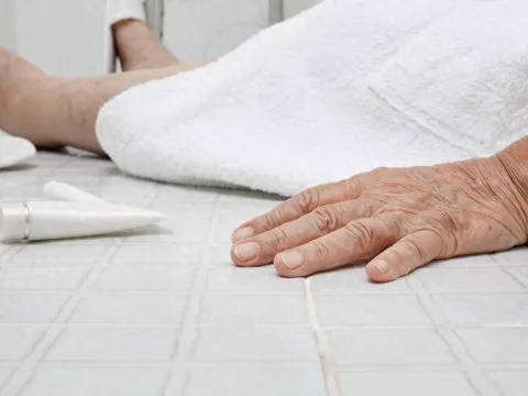 Người đàn ông 51 tuổi đang khoẻ mạnh đột nhiên tử vong khi tắm, bác sĩ cảnh báo: “Có 3 thói quen này phải bỏ ngay”