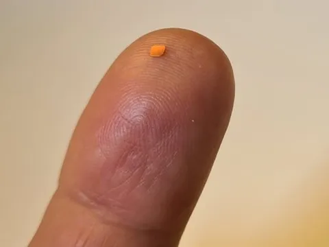 Vật thể chỉ 2mm làm nên điều kỳ diệu, giúp người mù đọc sách trở lại