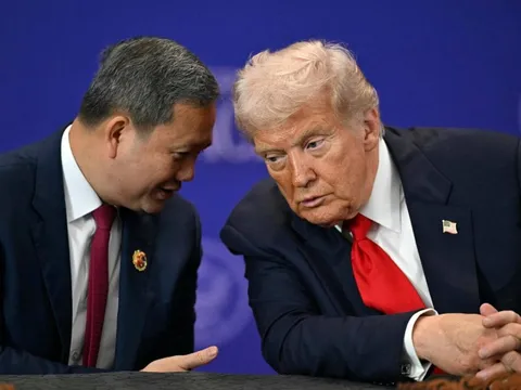 Thủ tướng Campuchia lần đầu trò chuyện với ông Trump: Mỹ bỏ cấm vận vũ khí, nối lại tập trận sau 8 năm