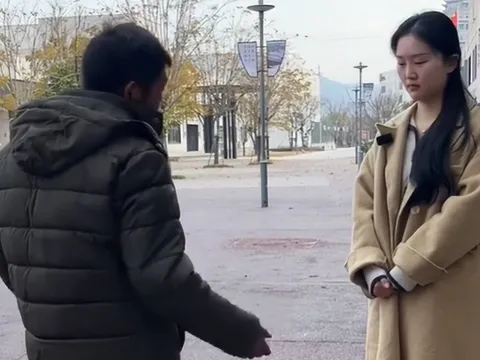 Nữ sinh mời bạn đi ăn hết 74 triệu, người cha đến nơi thì bật khóc: "Đây là học phí 1 năm của em trai con!"