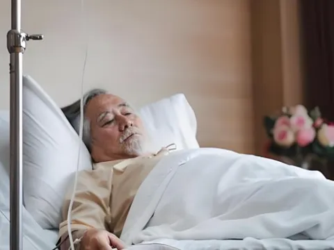 Cô gái thuê trọ suốt 3 năm, thấy chủ nhà bị đột quỵ liền ứng trước 200 triệu cứu mạng, 2 tháng sau nhận được 1 mảnh giấy: "Tôi đã quyết rồi"