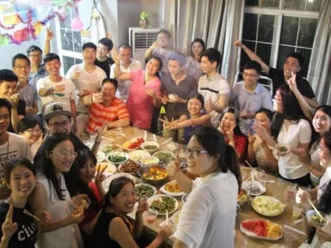 Đi họp lớp hết 37 triệu đồng, bạn cũ nói tôi phải trả toàn bộ vì tôi giàu: Tôi để lại 1,5 triệu đồng rồi đi về, cả lớp sững sờ!
