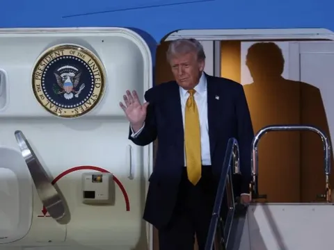 Ông Trump dịu giọng, dự kiến hạ thuế quan 1 mặt hàng, khen mối quan hệ với Trung Quốc ‘rất tốt’