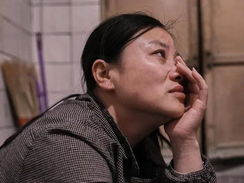 Người phụ nữ nuôi em gái thành luật sư, cho tiền mua nhà, cưới chồng, đến khi bệnh nặng xin ở nhờ, em đáp: "Nhà em đang có khách"