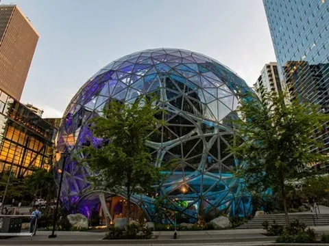 Amazon gây sốc: 14,000 nhân viên bị sa thải qua tin nhắn, công ty công nghệ đang loay hoay trong bão AI?