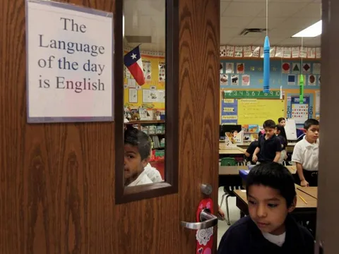 Từ năm 2025, học sinh Việt Nam bắt buộc học ngôn ngữ này từ lớp 1: Gen Alpha sắp nói tiếng nước ngoài ngay khi biết bảng chữ cái!