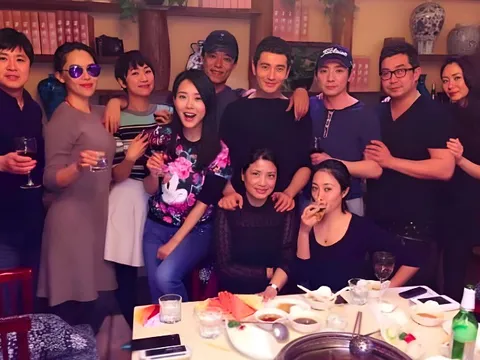 Đi họp lớp tranh thanh toán hóa đơn 211 triệu: Về đến nhà, cô gái đơ người vì 1 cảnh tượng, thề không có lần sau