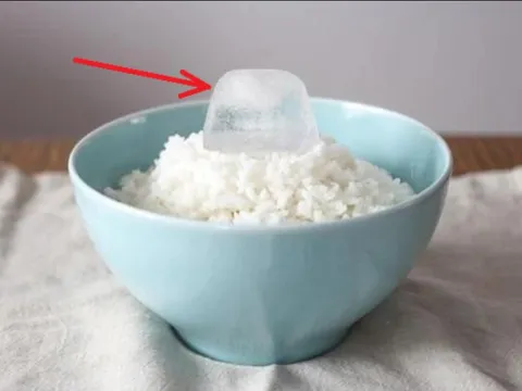 Thường hâm cơm nguội bằng lò vi sóng, tôi hối hận vì 30 năm cuộc đời không biết cách này sớm hơn