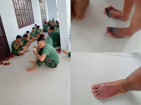 Đôi chân sưng phù của người lính giữa trận lũ lịch sử ở Đà Nẵng: Những hình ảnh khiến cả mạng xã hội nghẹn ngào