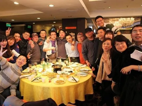 Họp lớp báo 23 người tham gia, lúc đi ăn lại thành 52 người: Ăn xong tôi lặng lẽ rời nhóm chat!