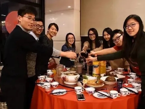 Đi họp lớp hết gần 18 triệu, bạn bè nói 1 câu khiến lớp trưởng tự ái, quyết xóa nhóm lớp