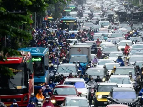 Hà Nội mưa lạnh 18 độ C ngày đầu tuần, người dân co ro giữa dòng xe ùn tắc