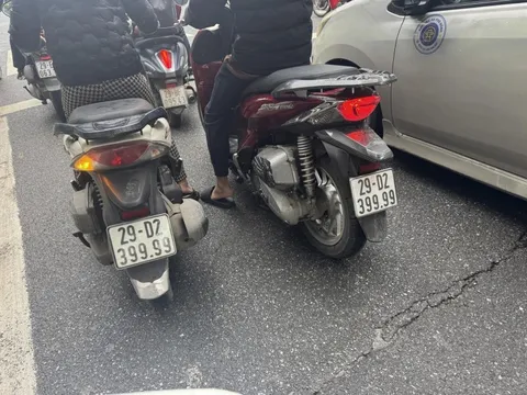 Hai xe máy đang "hot" nhất trên phố Hà Nội lúc này, phát hiện thêm sự trùng hợp