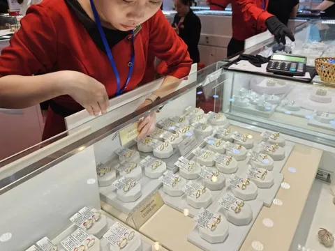 Sáng 4-11, giá vàng miếng SJC và vàng nhẫn đồng loạt lao dốc